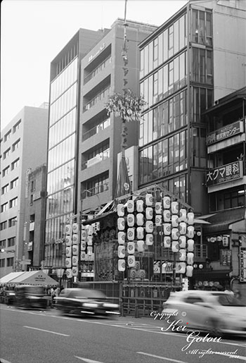 祇園祭の鉾の白黒写真