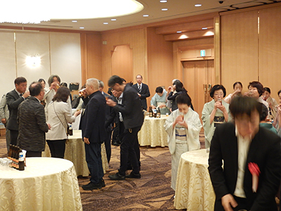 和やかな懇親会の風景