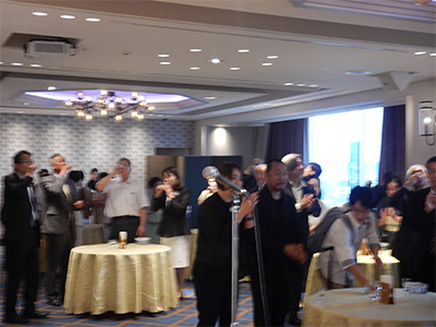 和やかな懇親会の風景