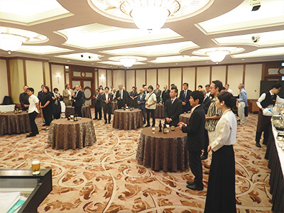 和やかな懇親会の風景